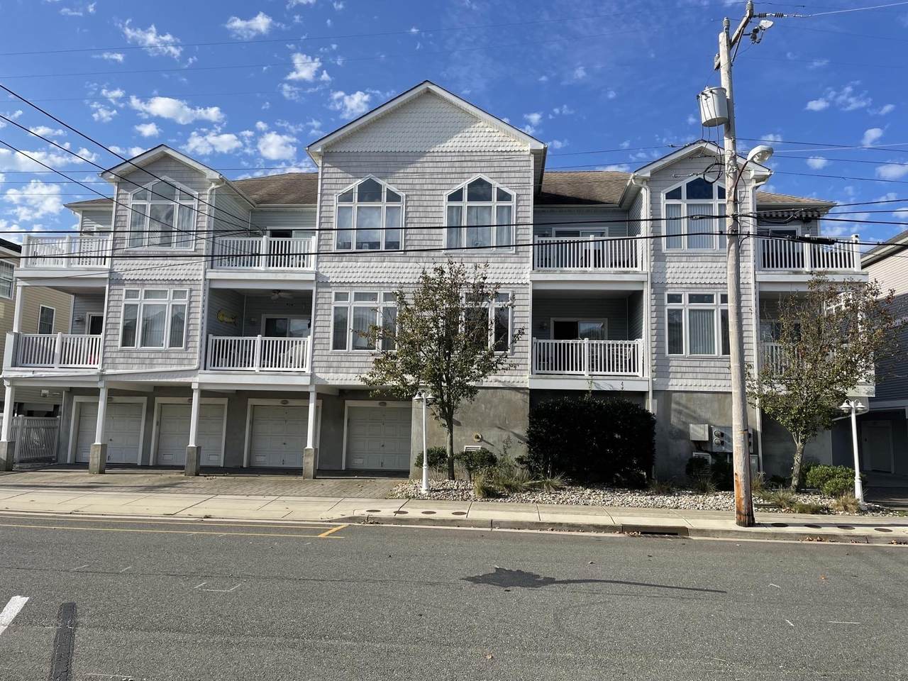 220 Roberts - Photo 1