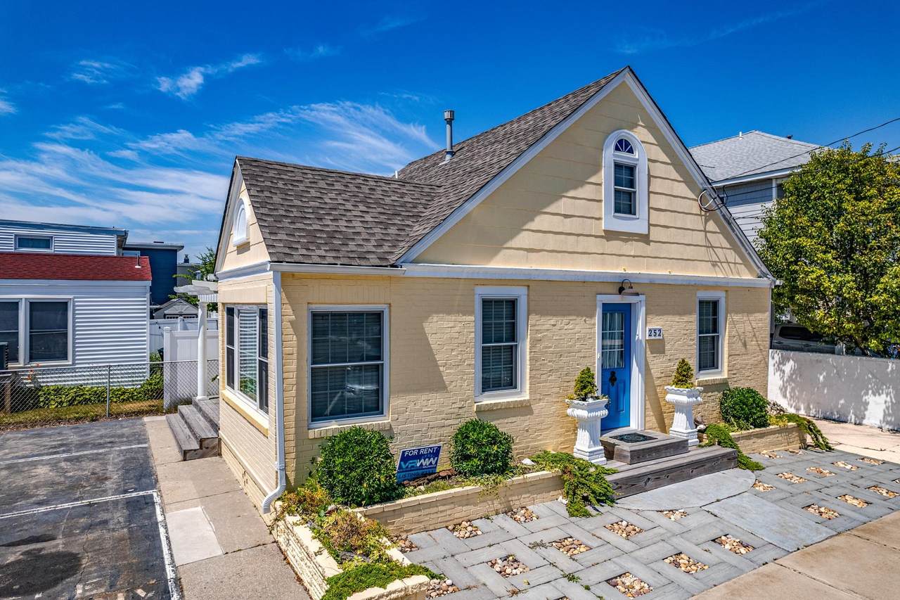 252 Davis Avenue - Photo 1
