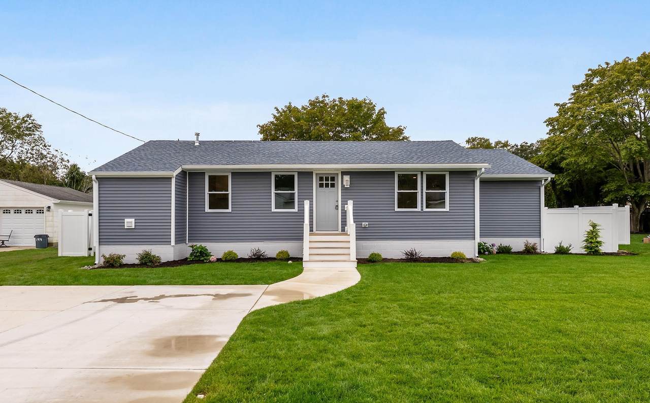 138 Sunset Drive - Photo 1