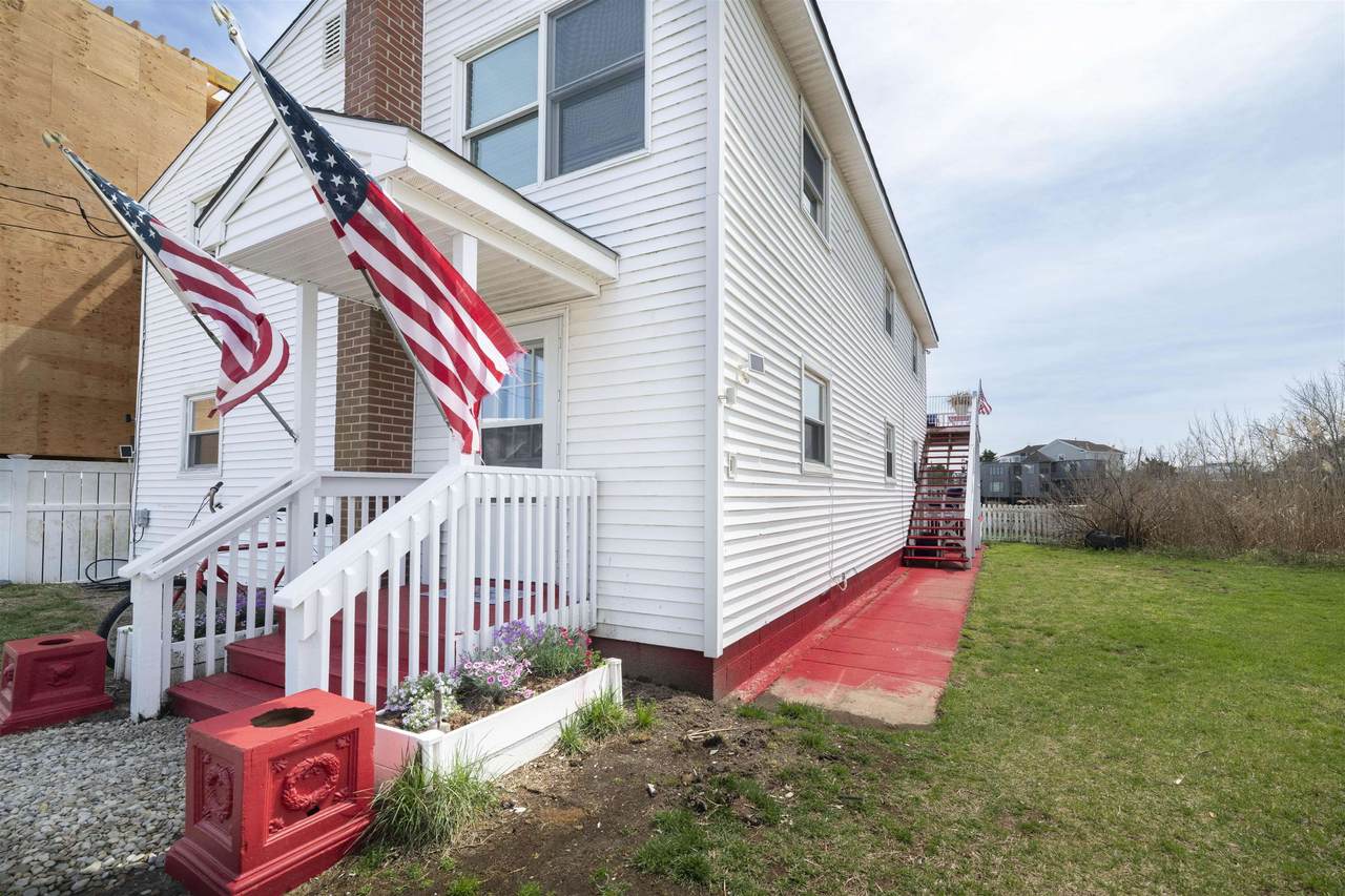 1514 Yacht Avenue - Photo 1