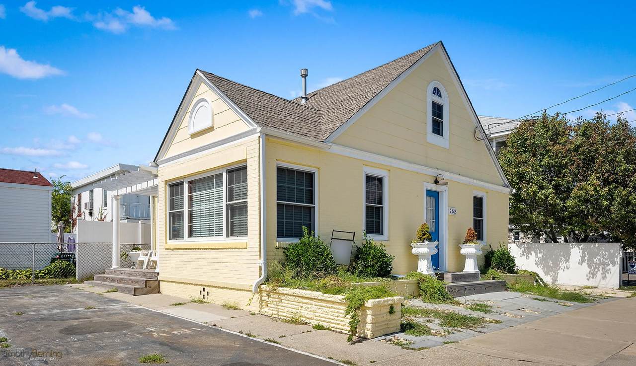 252 Davis Avenue - Photo 1