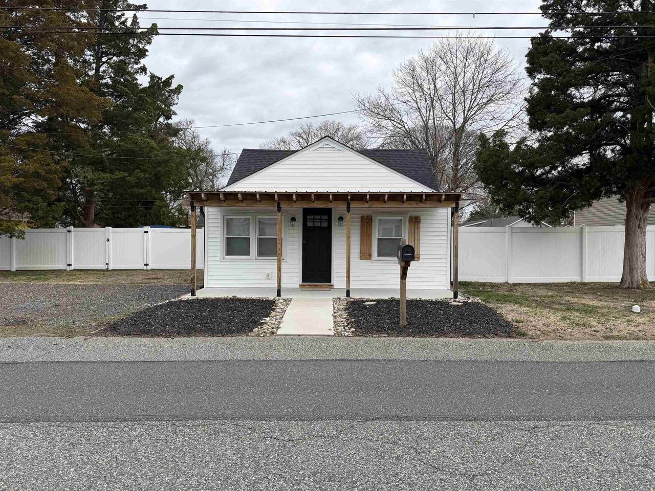 25 Matthews Avenue - Photo 1