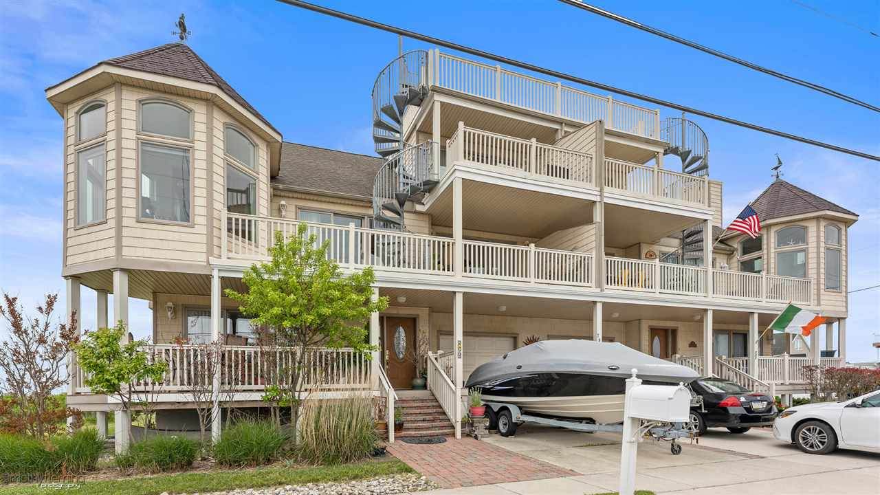 703 Montgomery - Photo 1