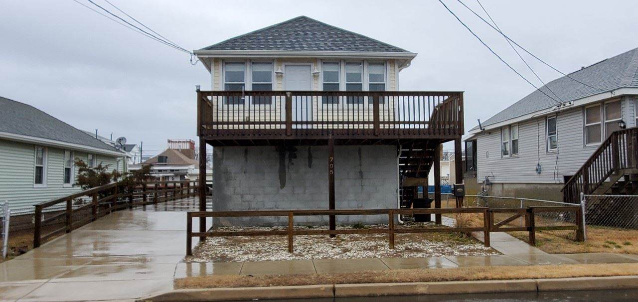 705 Maple - Photo 1