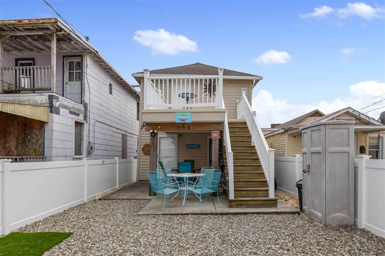 108 Montgomery - Photo 1