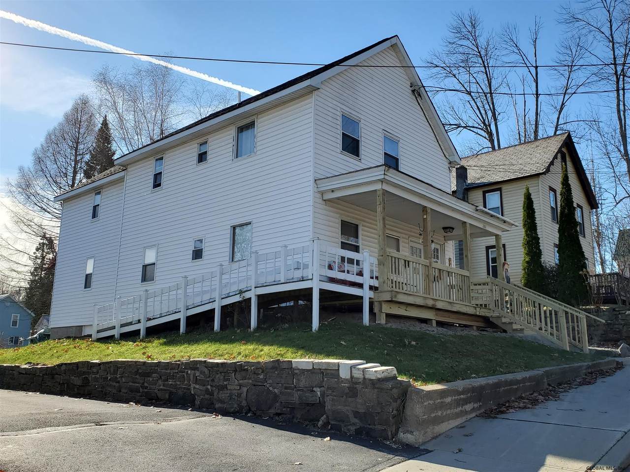 202 Oak St - Photo 1