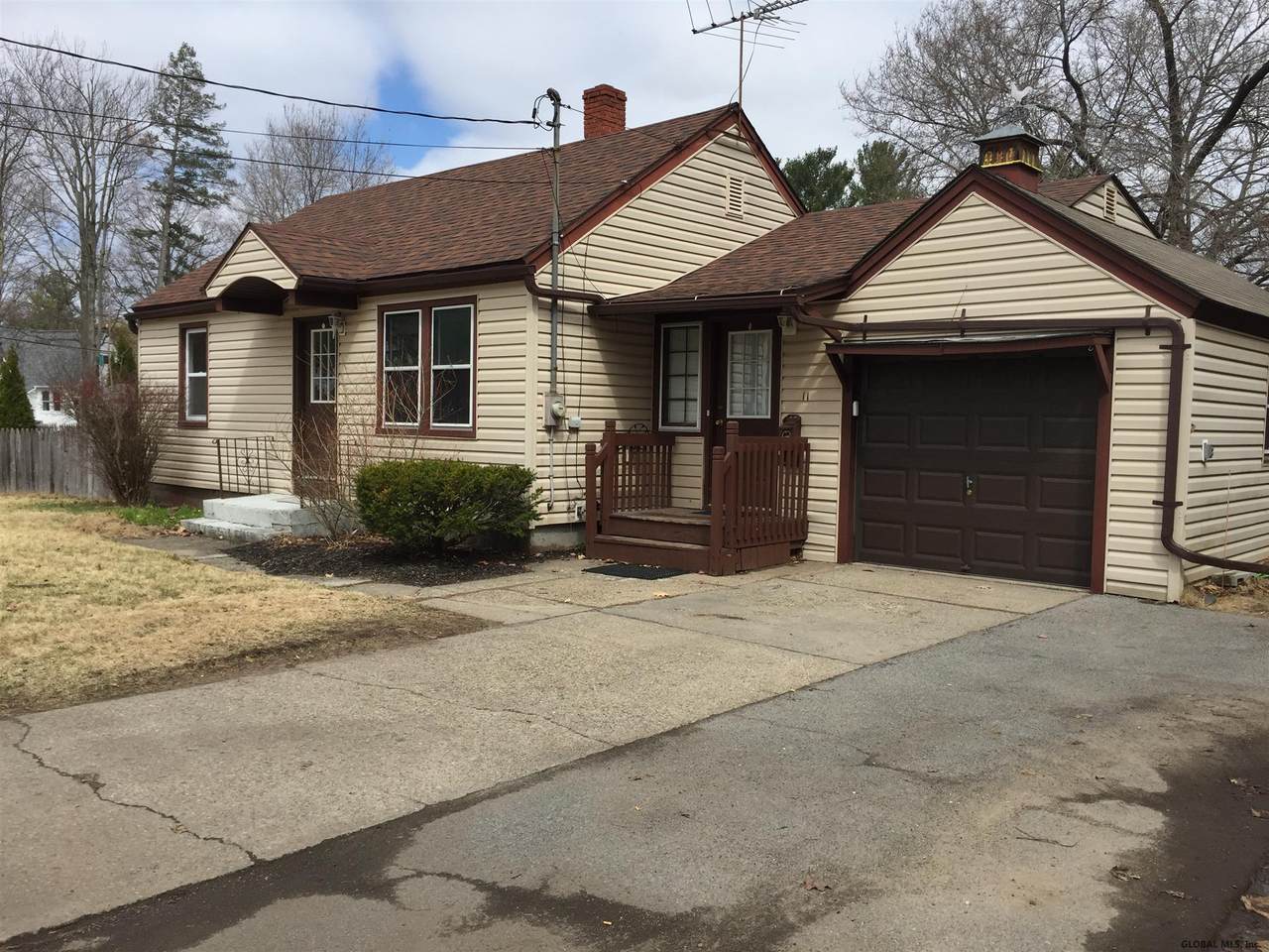 11 Surrey Rd - Photo 1