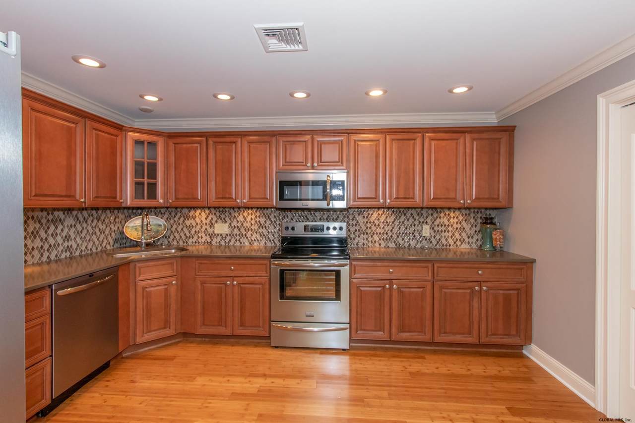 93 Maple St - Photo 1