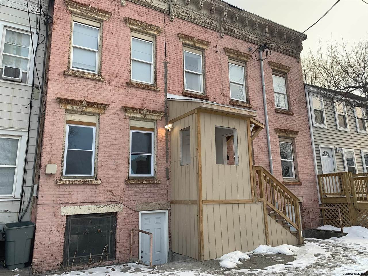 77 Alexander St - Photo 1