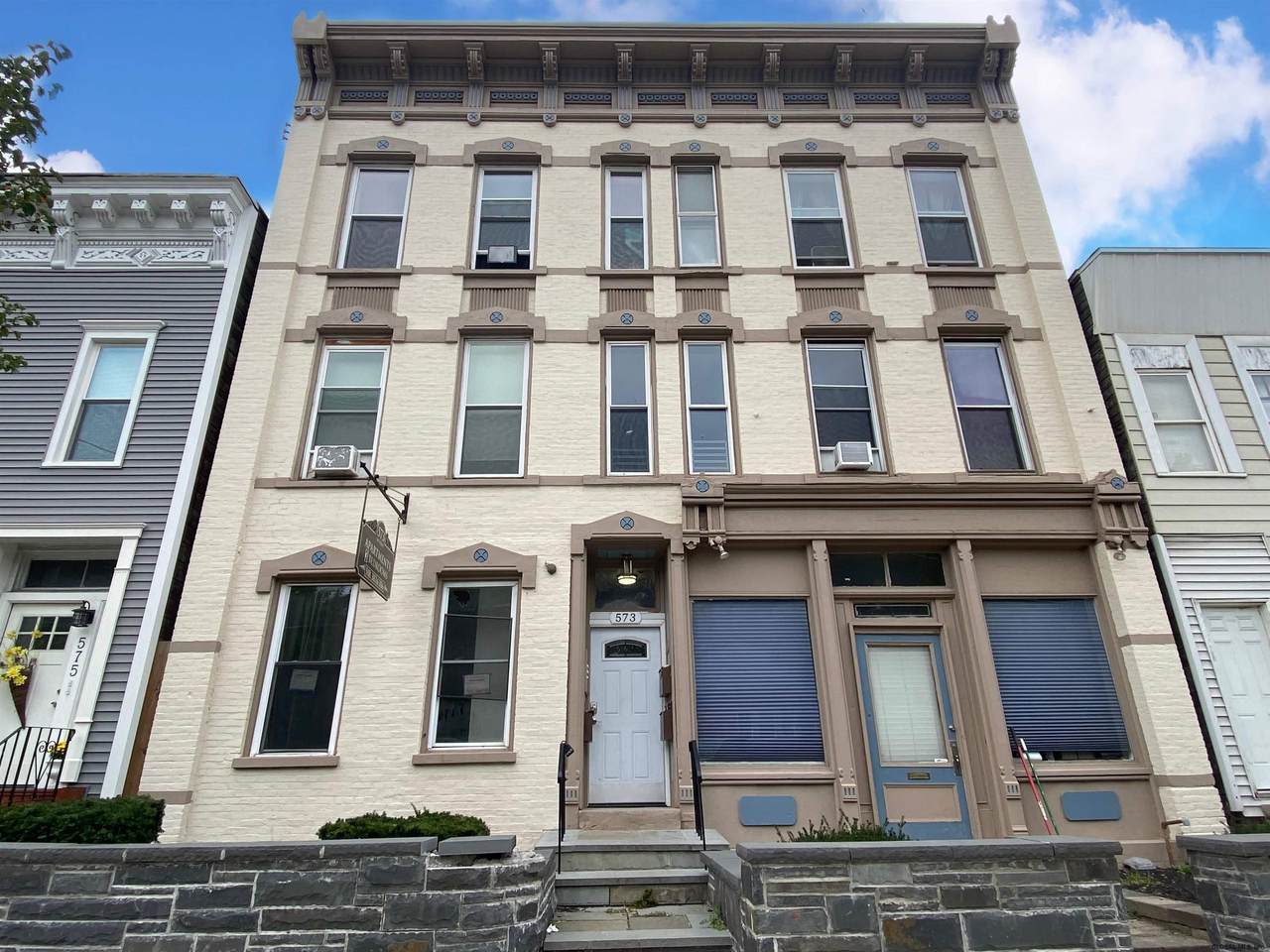 571-573 First St - Photo 1