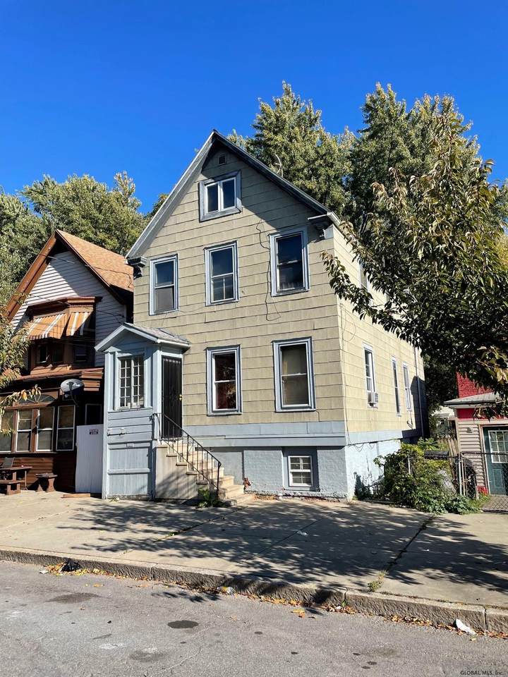 425 3RD ST - Photo 1