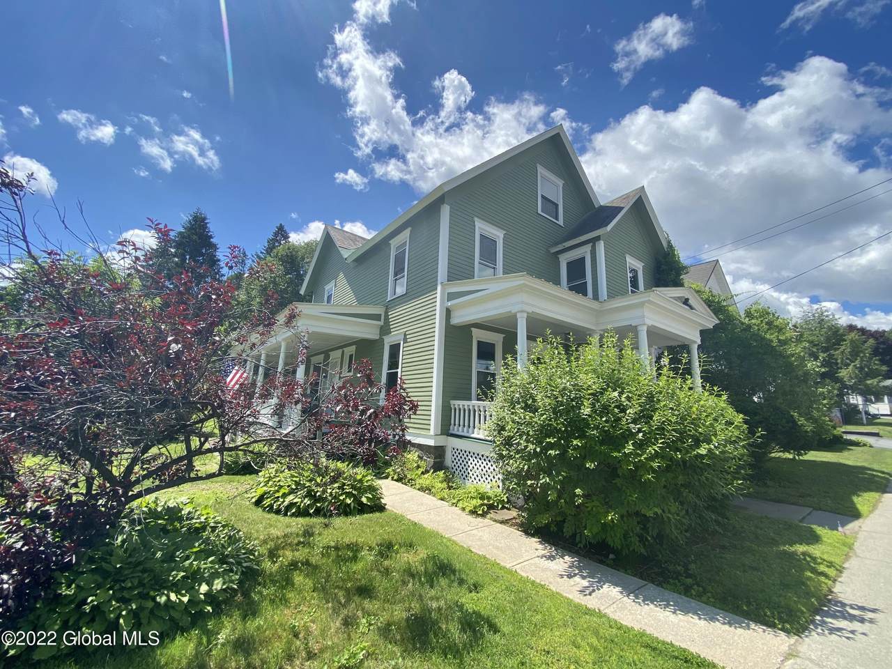 205 Maple St - Photo 1