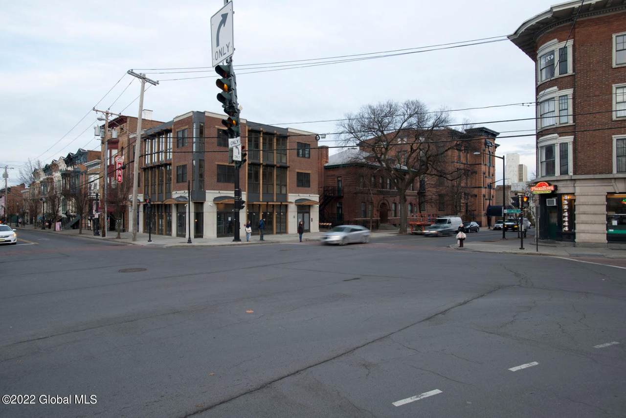 425 Madison Avenue - Photo 1