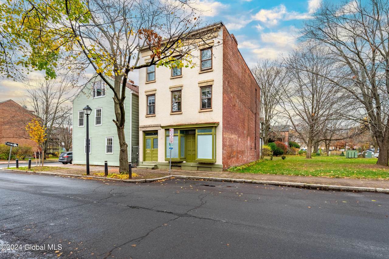 129 Green Street - Photo 1