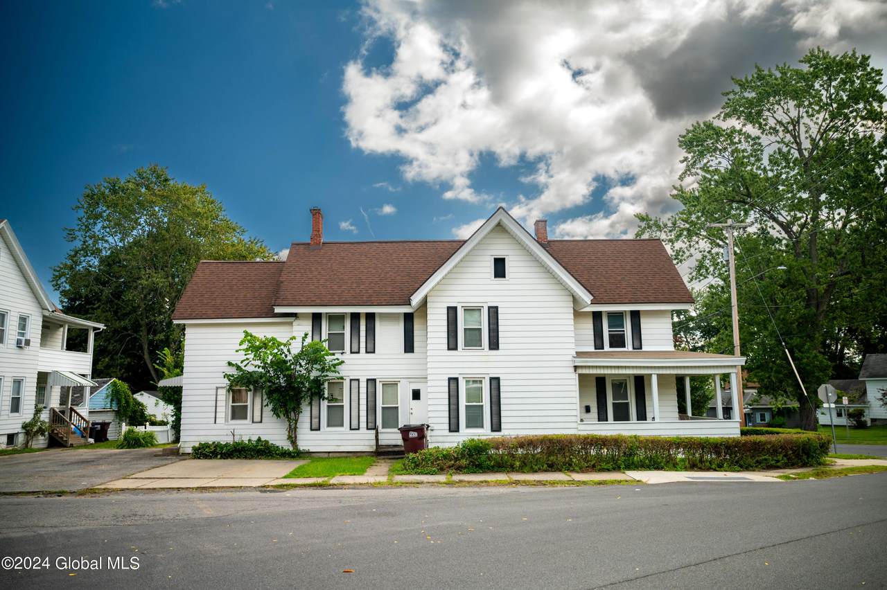 104 Lincoln Street - Photo 1