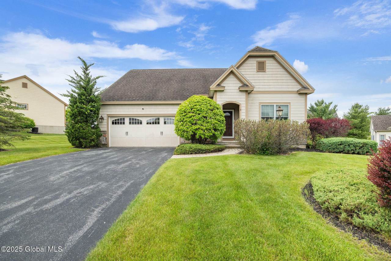3 Bedford Circle - Photo 1