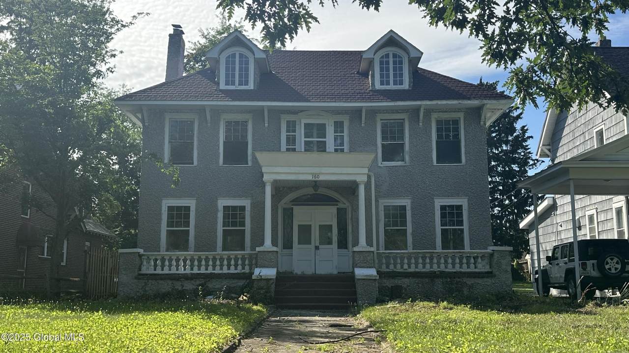 160 Manning Boulevard - Photo 1
