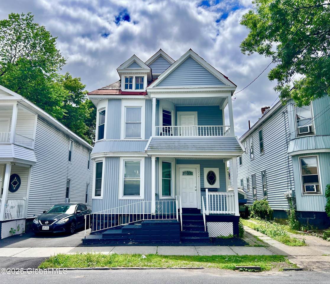 517 Summit Avenue - Photo 1