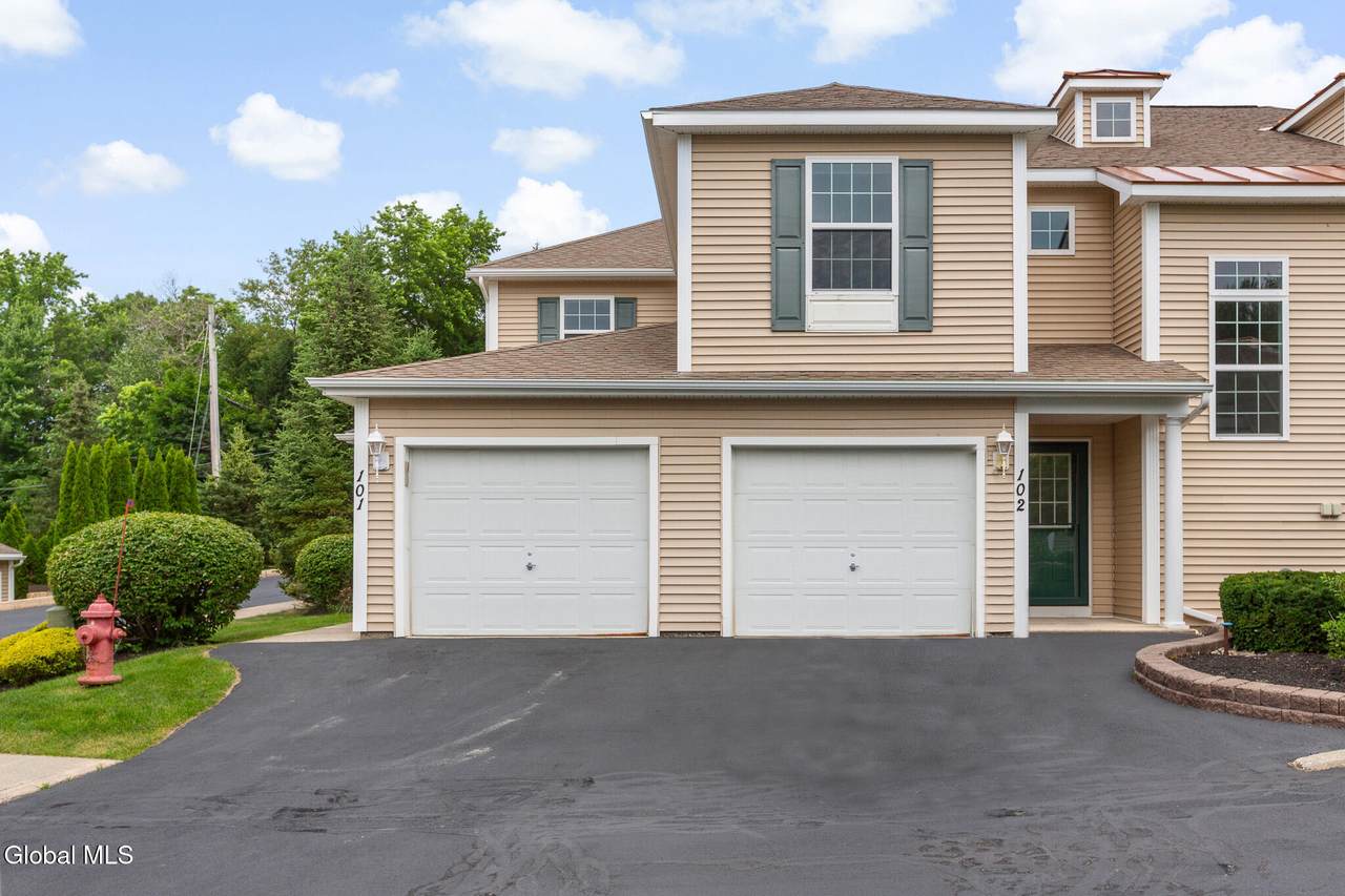 102 Royale Court - Photo 1