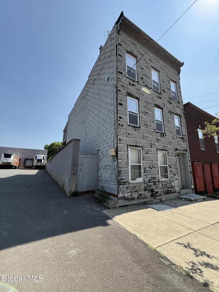 221 Myrtle Avenue - Photo 1