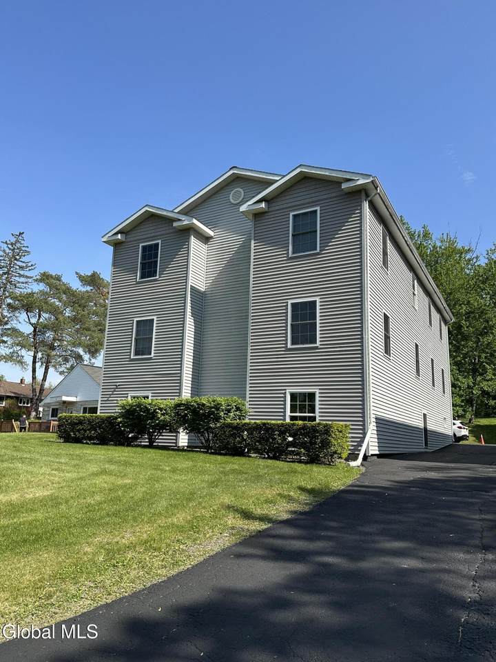 92 Hackett Boulevard - Photo 1