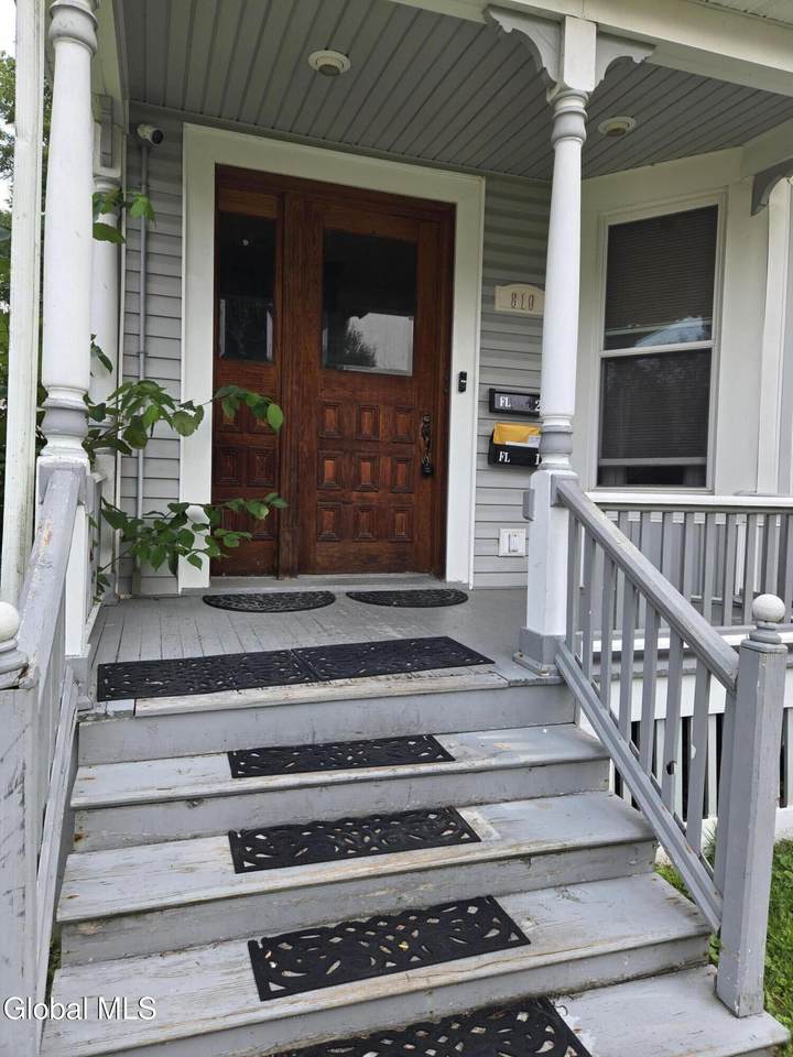 810 6 Th Avenue - Photo 1