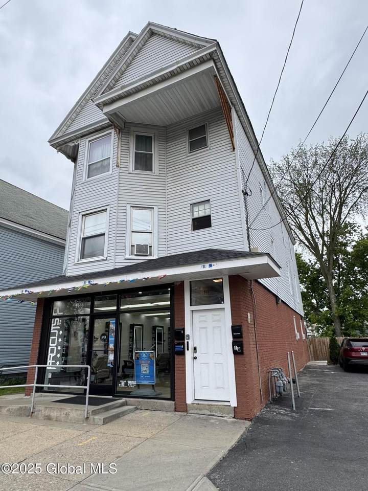 975 Albany Street - Photo 1