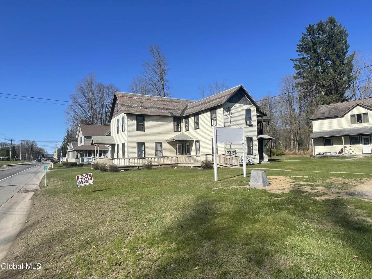 524 Maple Avenue - Photo 1