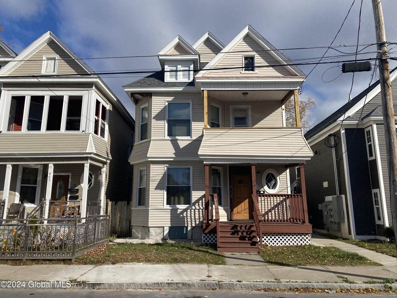 907 Delamont Avenue - Photo 1