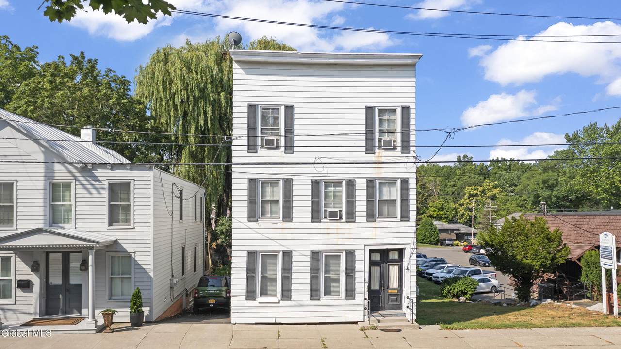 823 Warren Street - Photo 1
