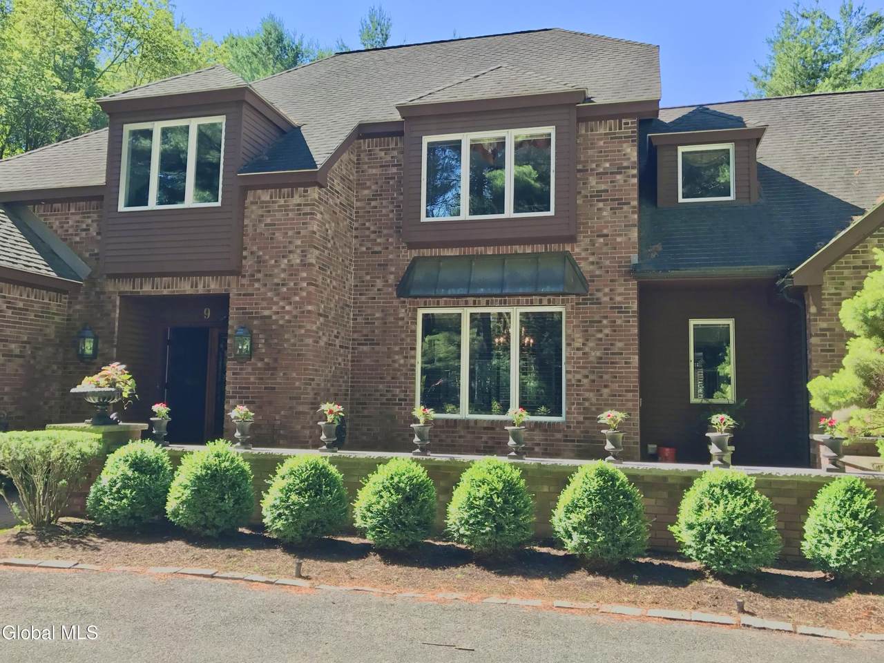 9 Oak Brook Boulevard - Photo 1