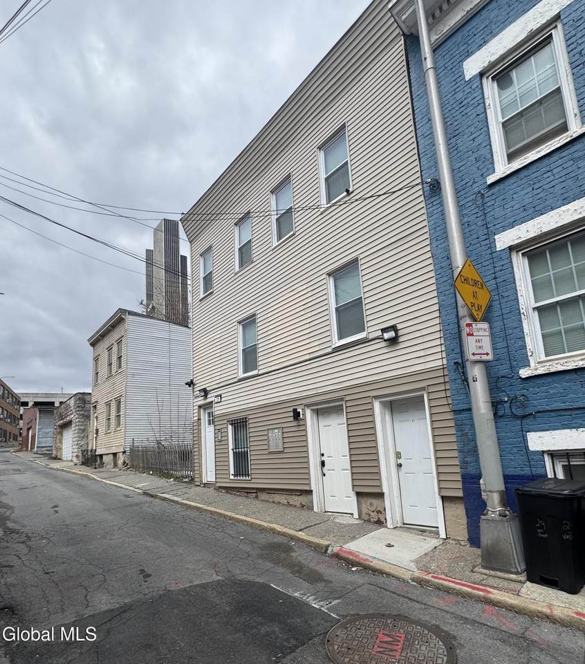 31 Van Zandt Street - Photo 1
