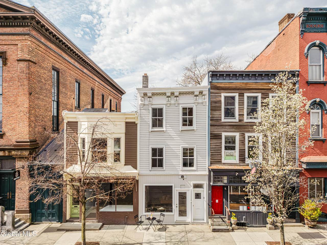 323 Warren Street - Photo 1