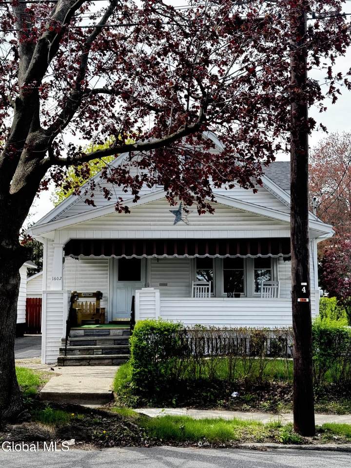1602 Hawthorne Street - Photo 1