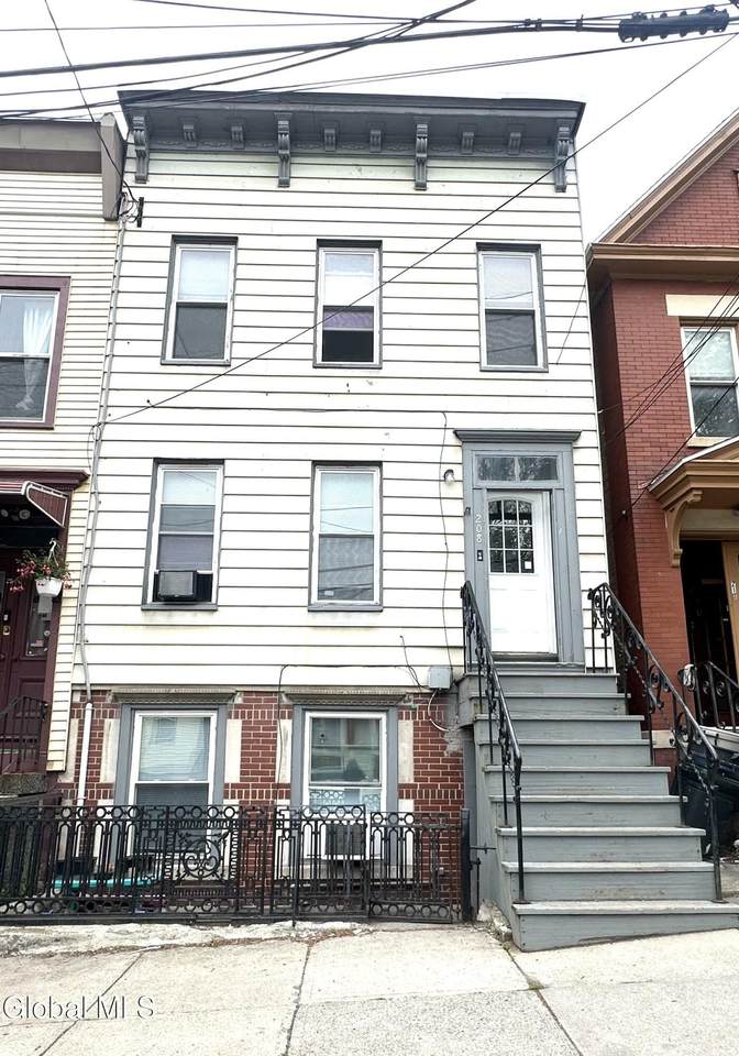 208 Myrtle Avenue - Photo 1