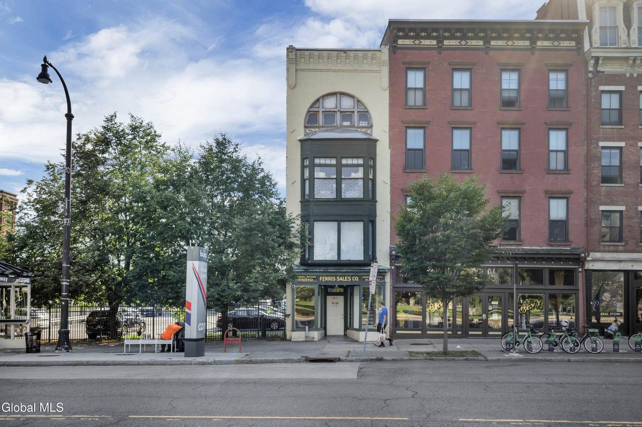 402 Broadway - Photo 1