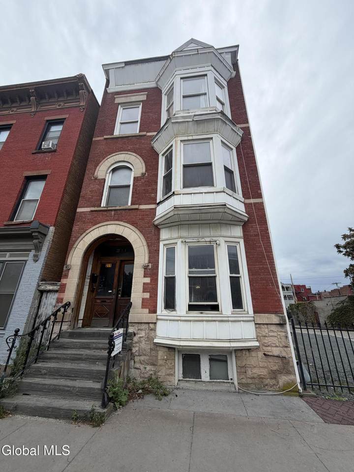 211 4th Street - Photo 1