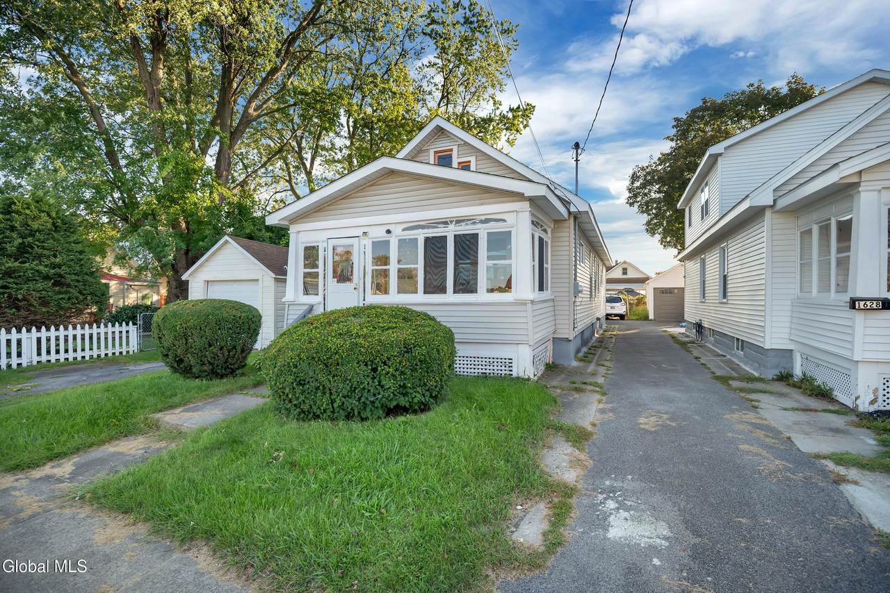 1632 Hawthorne Street - Photo 1
