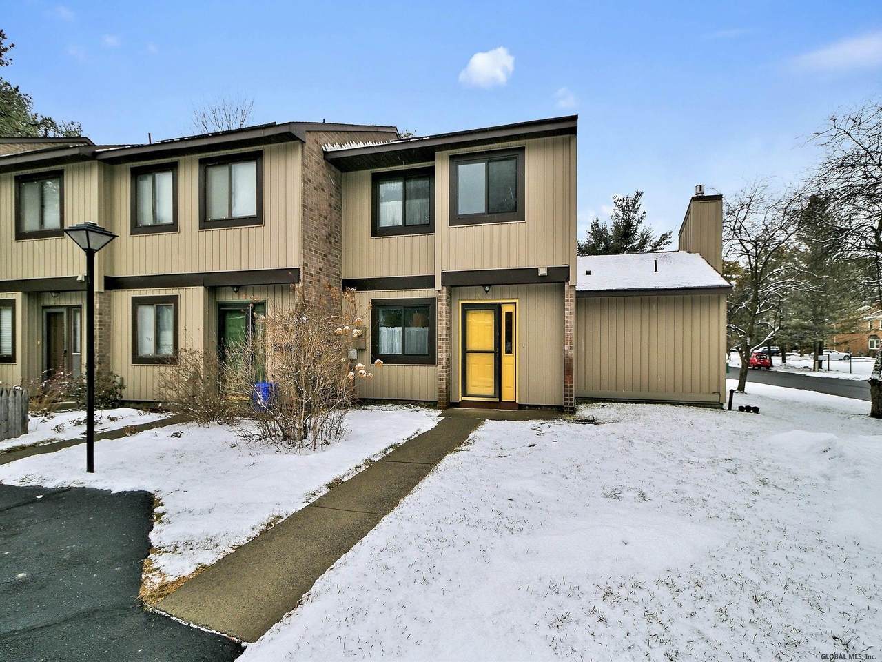21 Point Of Woods Dr - Photo 1
