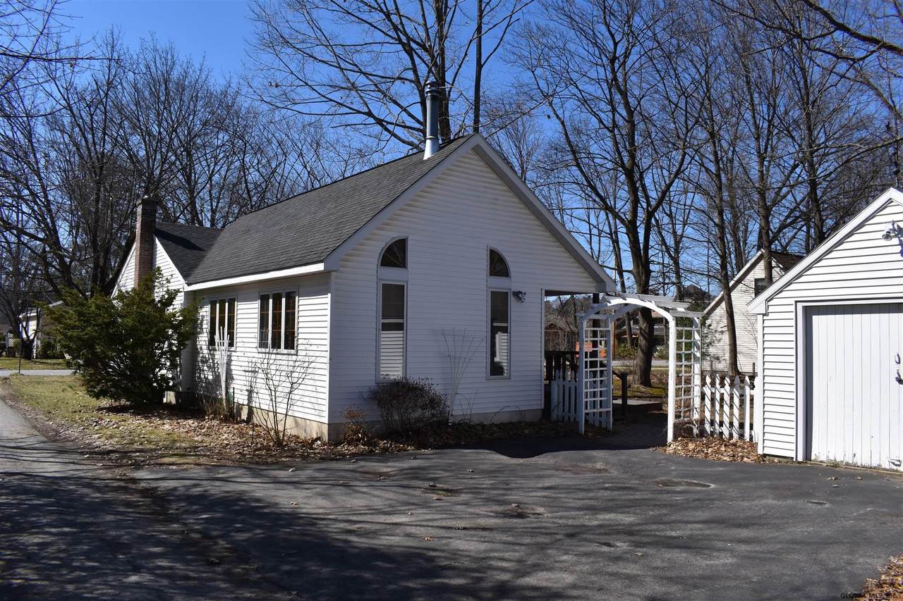 8 Martin Av - Photo 1