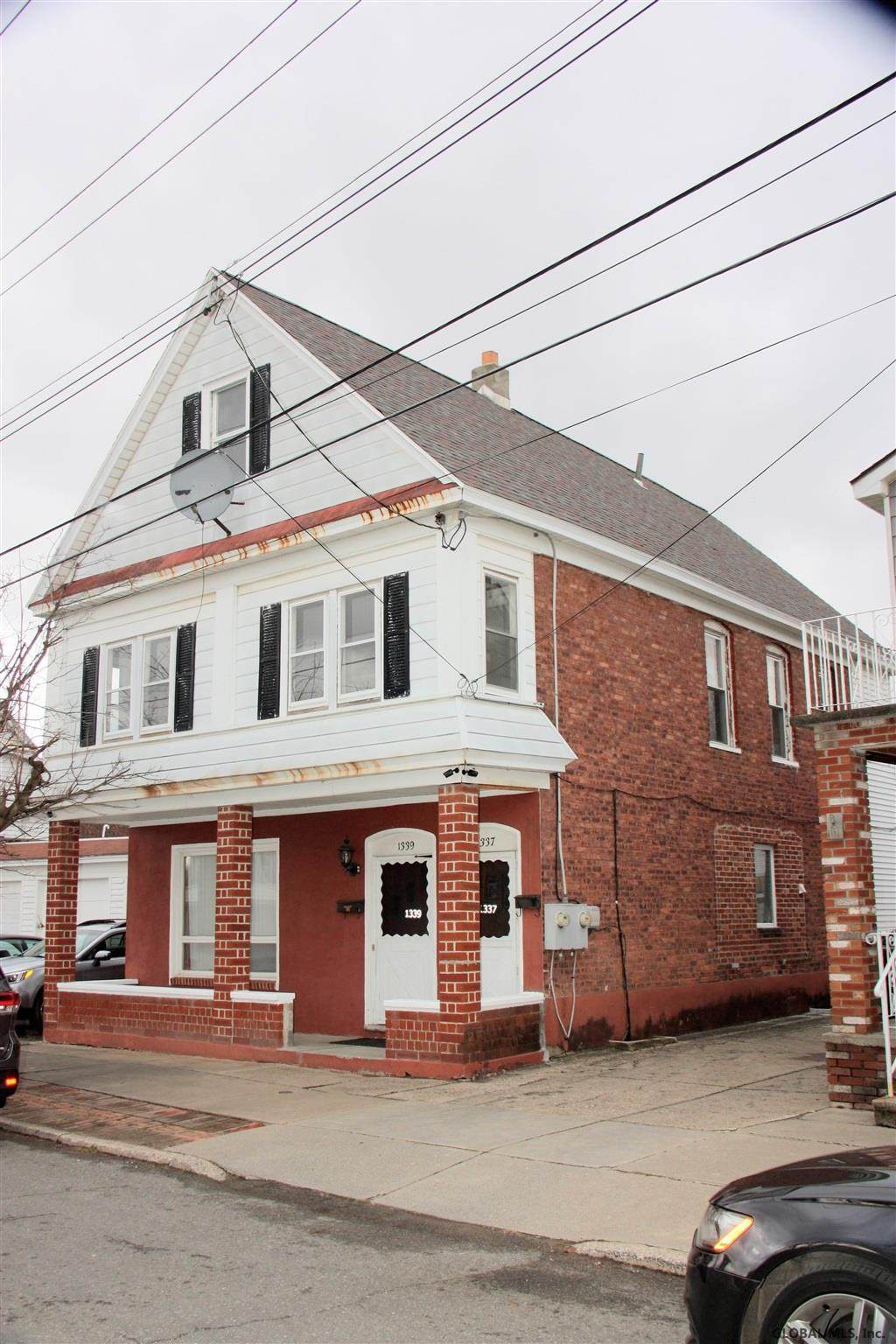 1337 9TH AV - Photo 1