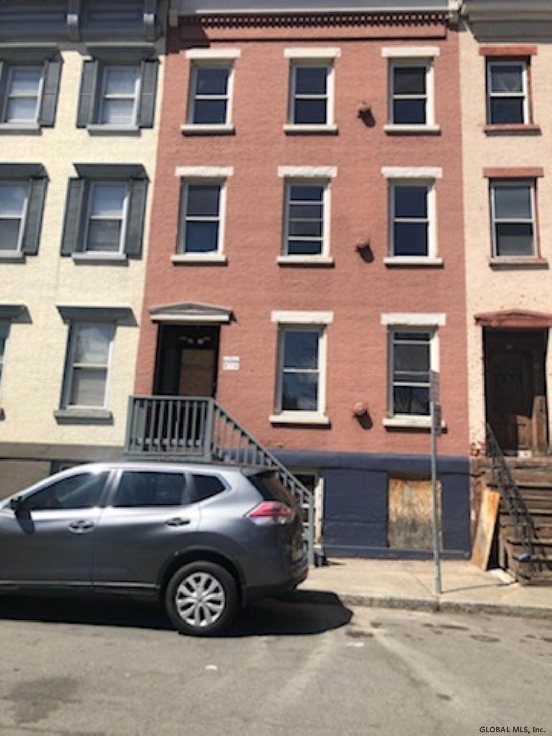 59 Grand St - Photo 1