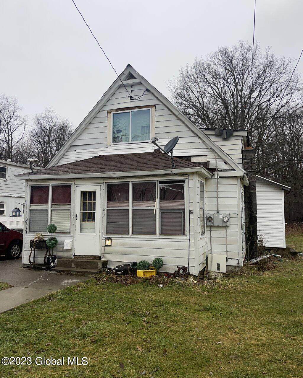 411 Gansevoort Avenue - Photo 1
