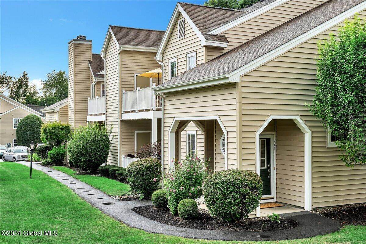 724 Hampton Place Boulevard - Photo 1
