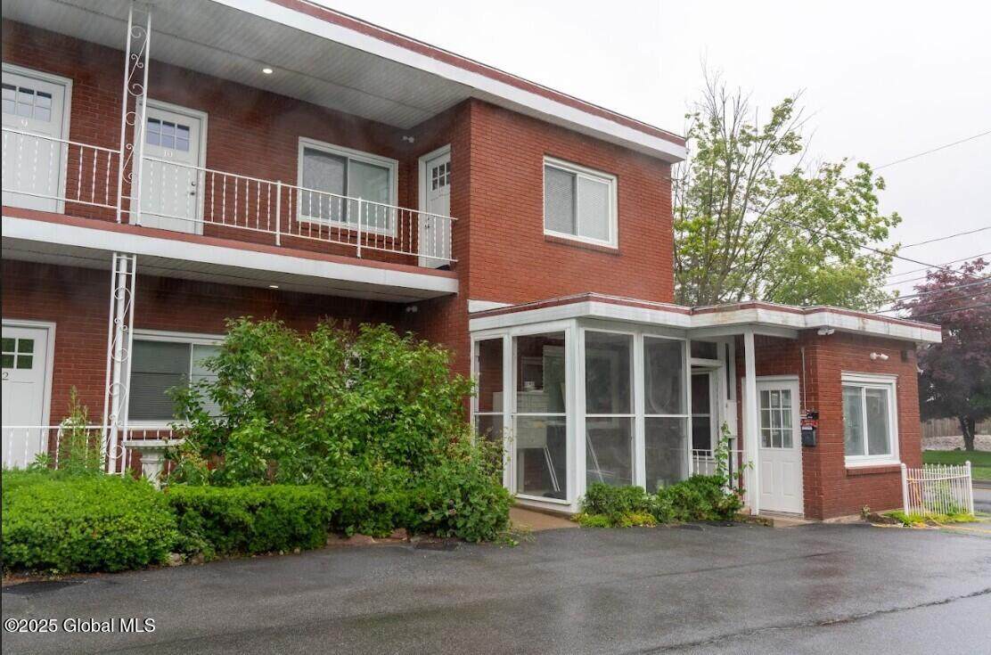 195 South Broadway - Photo 1