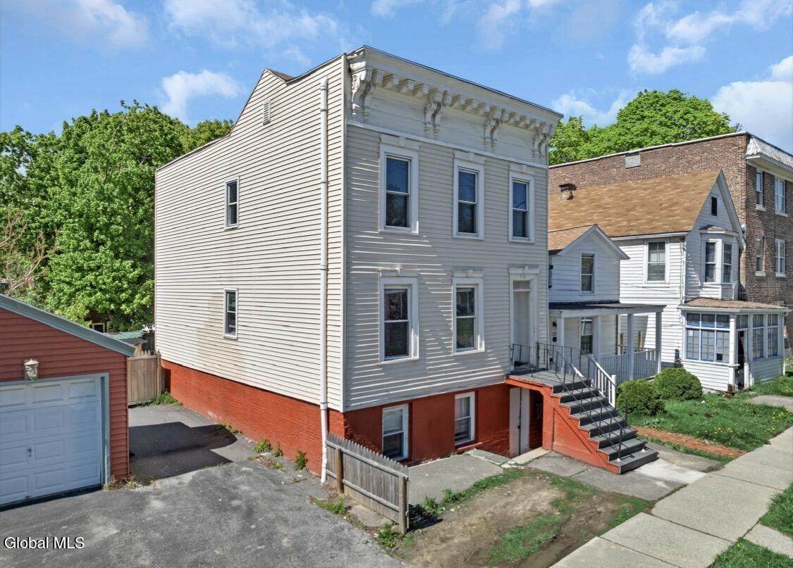 250 Yates Street - Photo 1