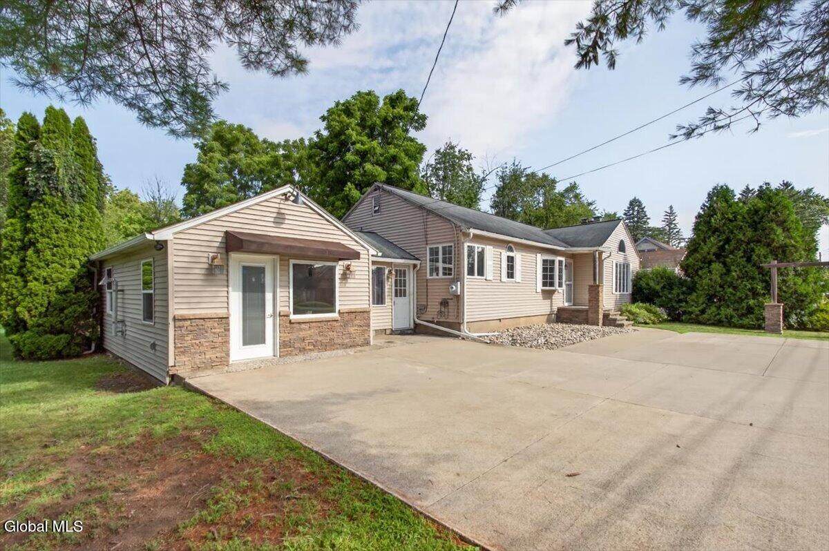 401 Hudson Avenue - Photo 1