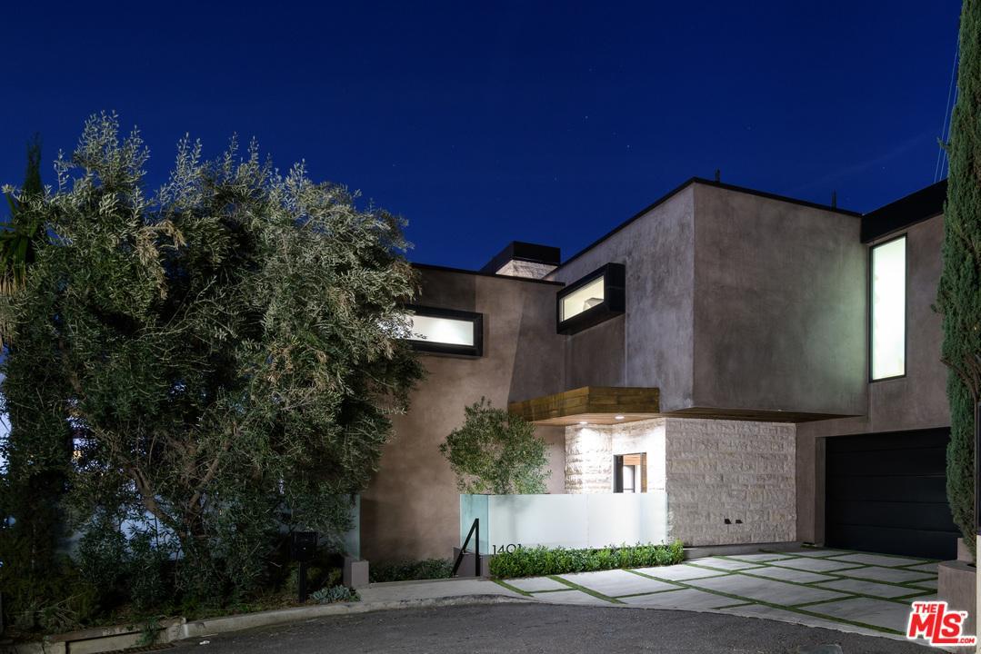 1401 Queens Way - Photo 1
