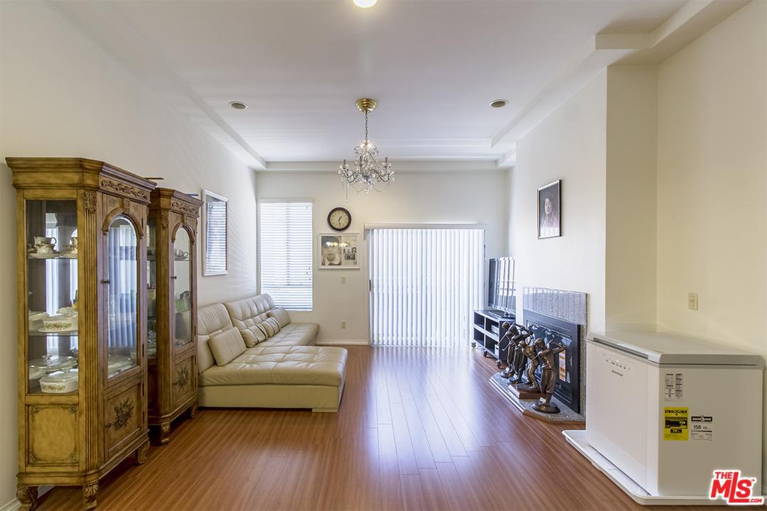 4943 Rosewood Avenue - Photo 1