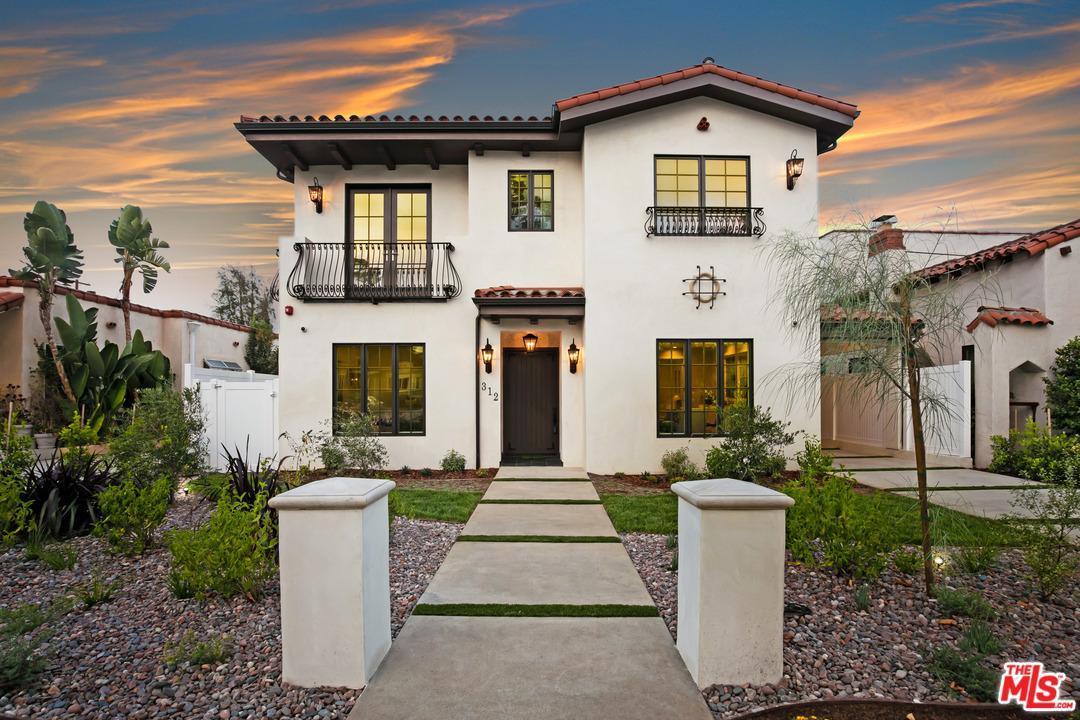 312 La Peer Drive - Photo 1